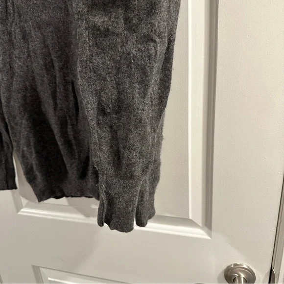 La Garçonne Moderne Dark Grey Heathered 100% Cashmare V-Neck Long Sleeve Sweater - Picture 6 of 9